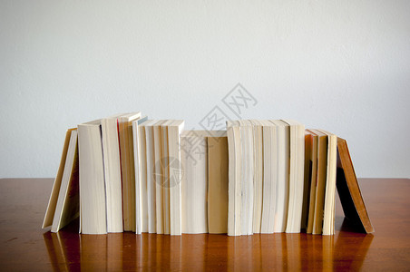 一排书坐在木板上后面空着图片