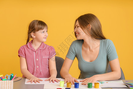 给小女孩讲彩色背景的绘画老师让她们图片