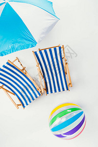 海滩雨伞条纹海滩椅和白色隔离的充气图片