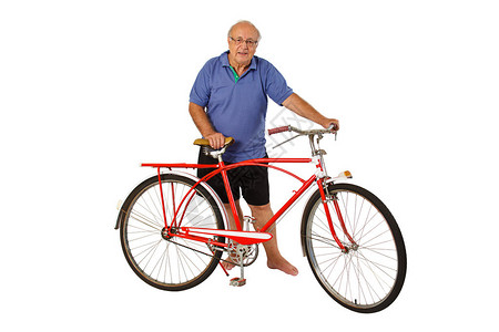 巴西高级骑着一辆白背景孤立的古董自行车背景图片