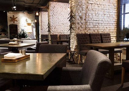 现代餐厅的内地当代设计以阁楼风格大舒适大厅桌椅和有砖墙的私人小屋图片