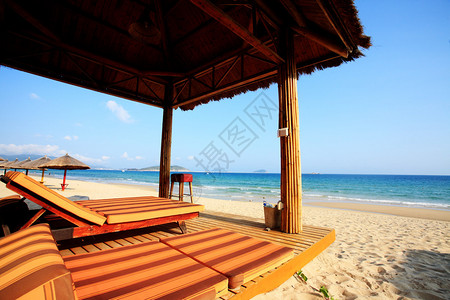 三亚海滩上的遮阳伞和椅子图片