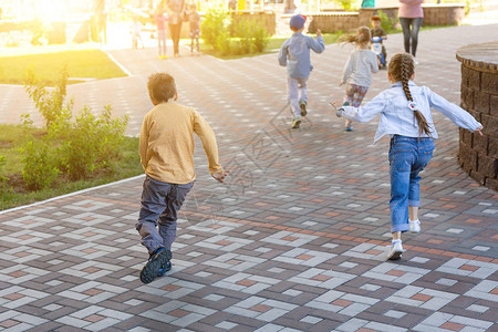 一群儿童在城市公园里玩追赶赛图片