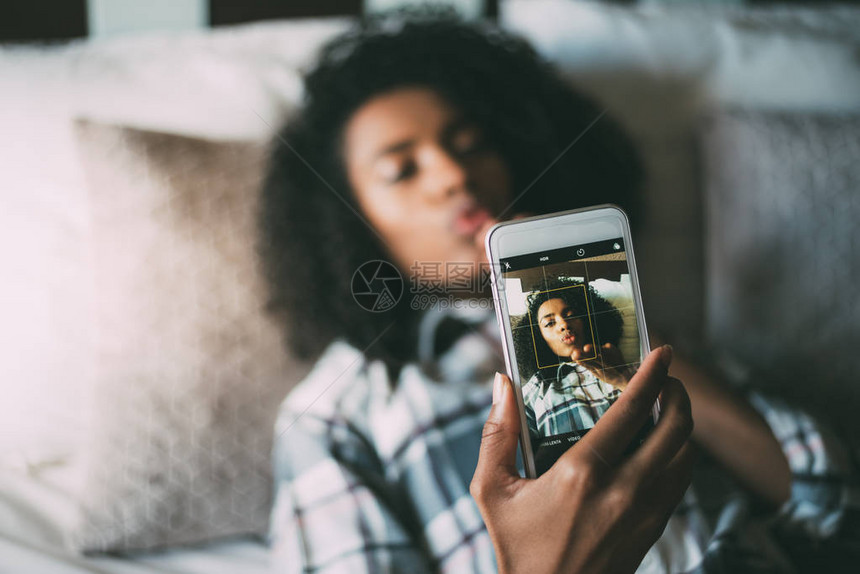 漂亮的黑人女在床上微笑自拍图片