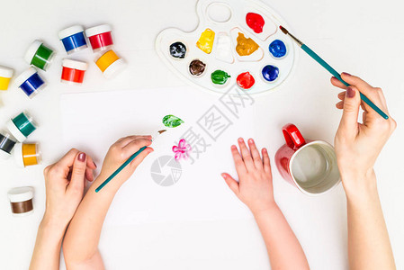 顶视图孩子在纸上画水粉用于绘画和儿童绘图片