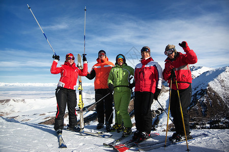 一群朋友在山上滑雪图片