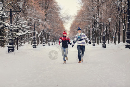 快乐年轻夫妇在雪地冬季图片