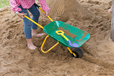 儿童玩沙子玩具图片