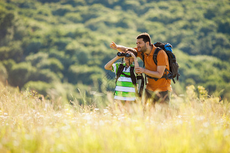 父亲和儿子夏天在自然中徒步旅行他图片
