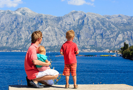 父亲和孩子在海上度假旅行图片