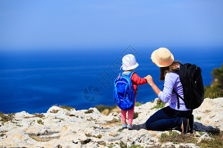 母亲和小女儿夏天在山上旅行图片