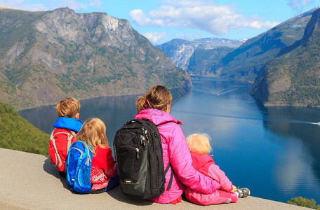 母亲和孩子的母亲在挪威旅行观图片