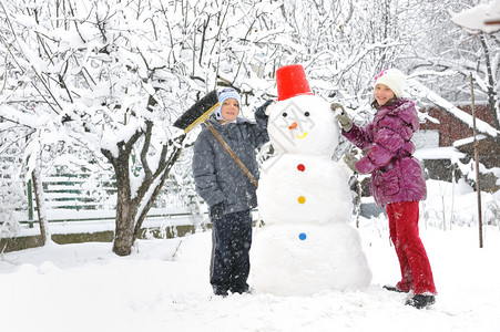 雪人和孩子图片