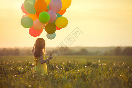 户外带气球的小女孩图片