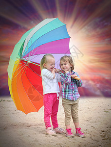海滩上有雨伞的小孩暑图片