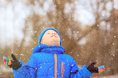 小男孩享受冬季第一雪大自然的冬天孩图片