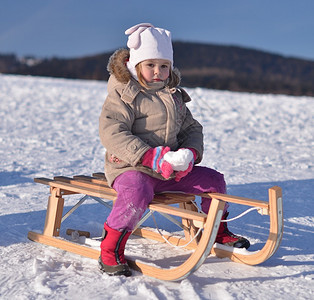 冬天的婴儿雪橇图片