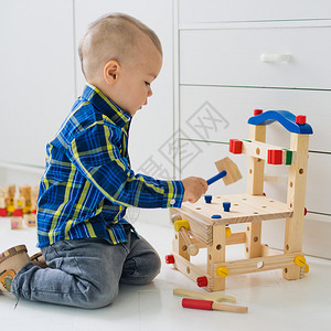 在家里玩木制建筑玩具的可爱孩子在家图片