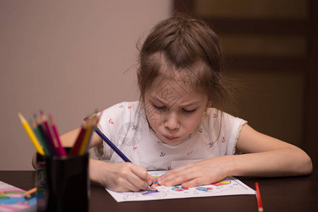 一个小女孩用彩色铅笔画图片
