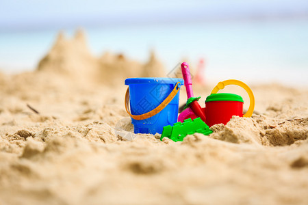 热带海滩沙城堡和小孩玩图片