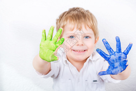 小男孩在家做有颜色的画很快乐给家人和孩子创造休闲感选择地专注在手上背景图片