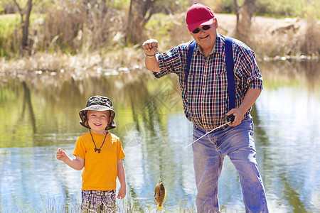 小男孩和他的爷捉鱼背景图片