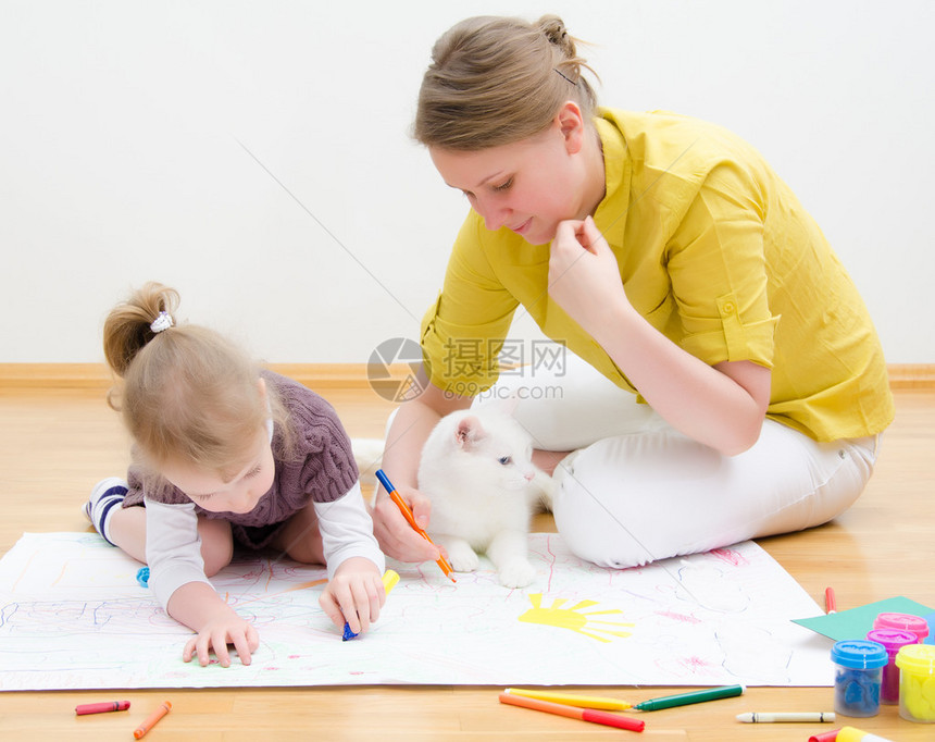 坐在地板上画在一起的年轻女人和小图片