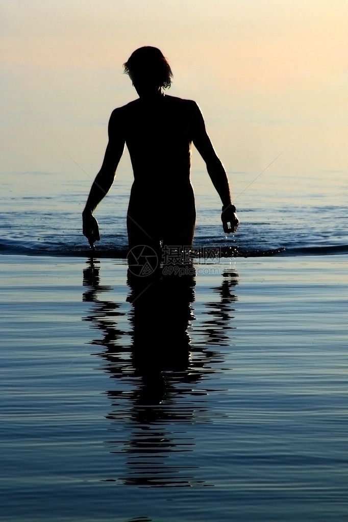 孤单的男人在日落背景下图片