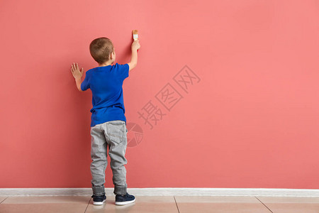 在彩色墙上画的小男孩图片