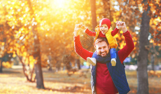 快乐的家庭父亲和宝贝儿子在秋天的散步中玩耍和大笑图片