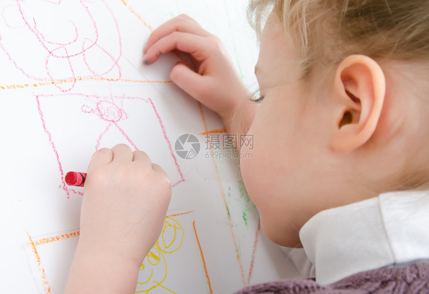 可爱的小女孩用铅笔画图片