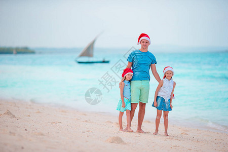 父亲和孩子一起过圣诞节假期圣诞家图片