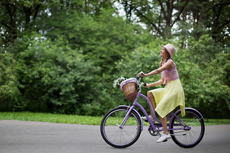 骑自行车的少女图片