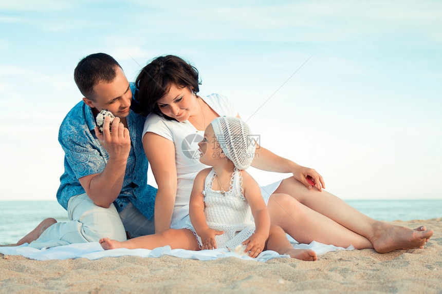 温柔点在海滩上有个女图片