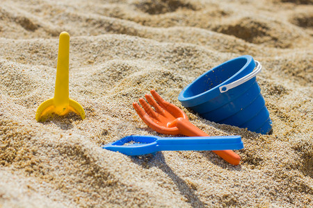 沙滩上的夏季儿童沙滩玩具图片