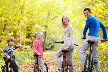 在公园骑自行车的家庭图片