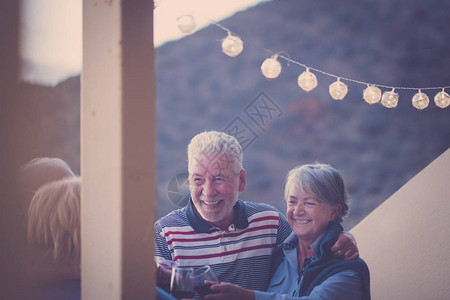 有金光的户外露天阳台和四位成年老人男人和女人在一起欢乐图片