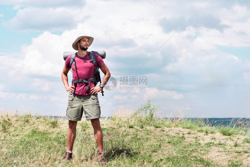 在夏季草地站着的背包和旅图片