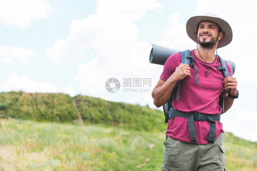 快乐的徒步旅行者背包在绿图片