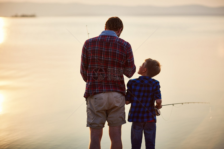 小男孩和他父亲图片