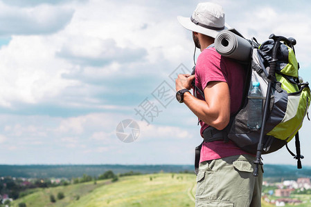 带着背包和旅游垫子的男旅行者图片