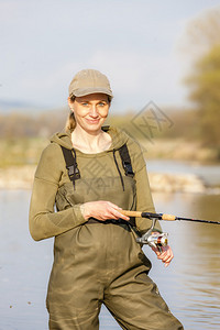 女人在河里钓鱼的景色图片