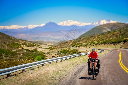 在阿根廷中部著名的Ruta40Quarrenta上骑图片
