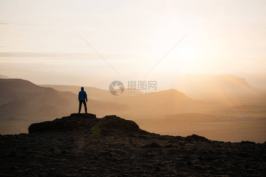 人在山顶遇见日出自然背景与文本空间图片