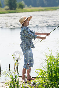 令人惊讶的捕猎男孩扔鱼饵手工捕高清图片