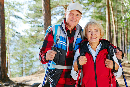 活跃的老年人用登山杖徒步旅行图片