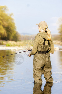 在河里钓鱼的女人图片