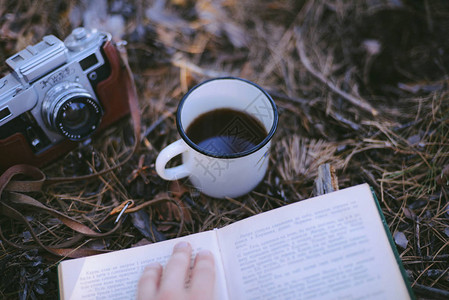 女旅行者手拿着杯茶在户外冒险旅行旅游和露营的概念徒步旅行者在营图片