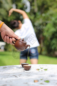 健康的早晨女放松做瑜伽和喝茶图片