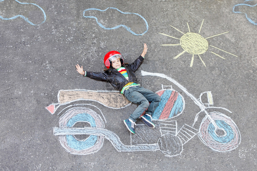 在摩托车上与多彩粉笔一起绘画时玩得开心图片